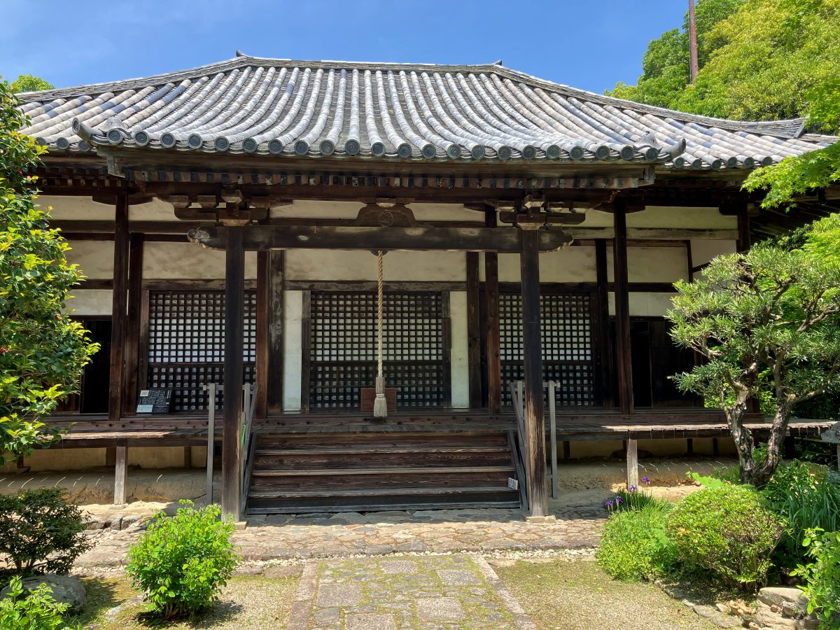 Byakugoji's main hall — a simple hall with a tiled roof and lattice doors, wooden steps and a bell rope at the front