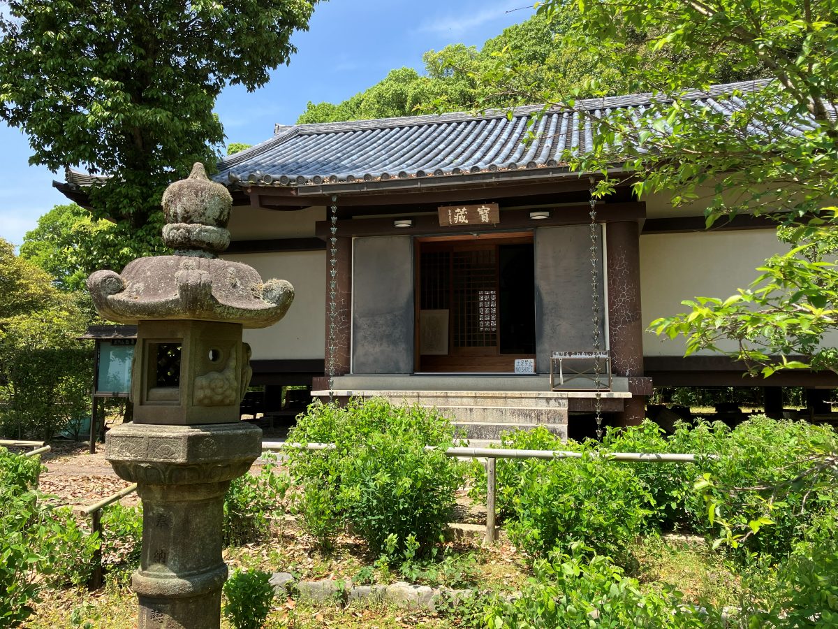 Byakugoji's treasure hall — a white-walled hall with a plaque reading 寳藏, and a stone lantern in the foreground