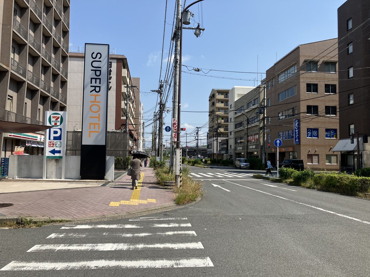 The road heading north from Shin-Omiya Station