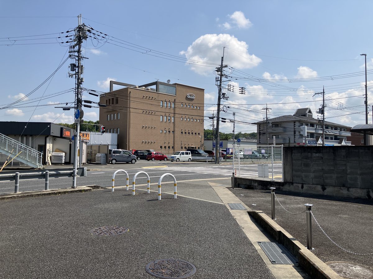 Signalized crosswalk to the right of the overpass