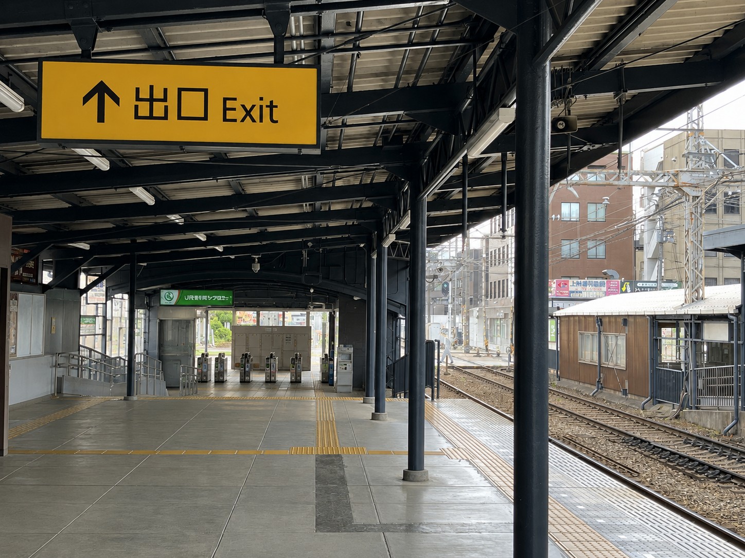 Exit sign on the platform at Shin-Omiya Station (from Yamato-Saidaiji direction)