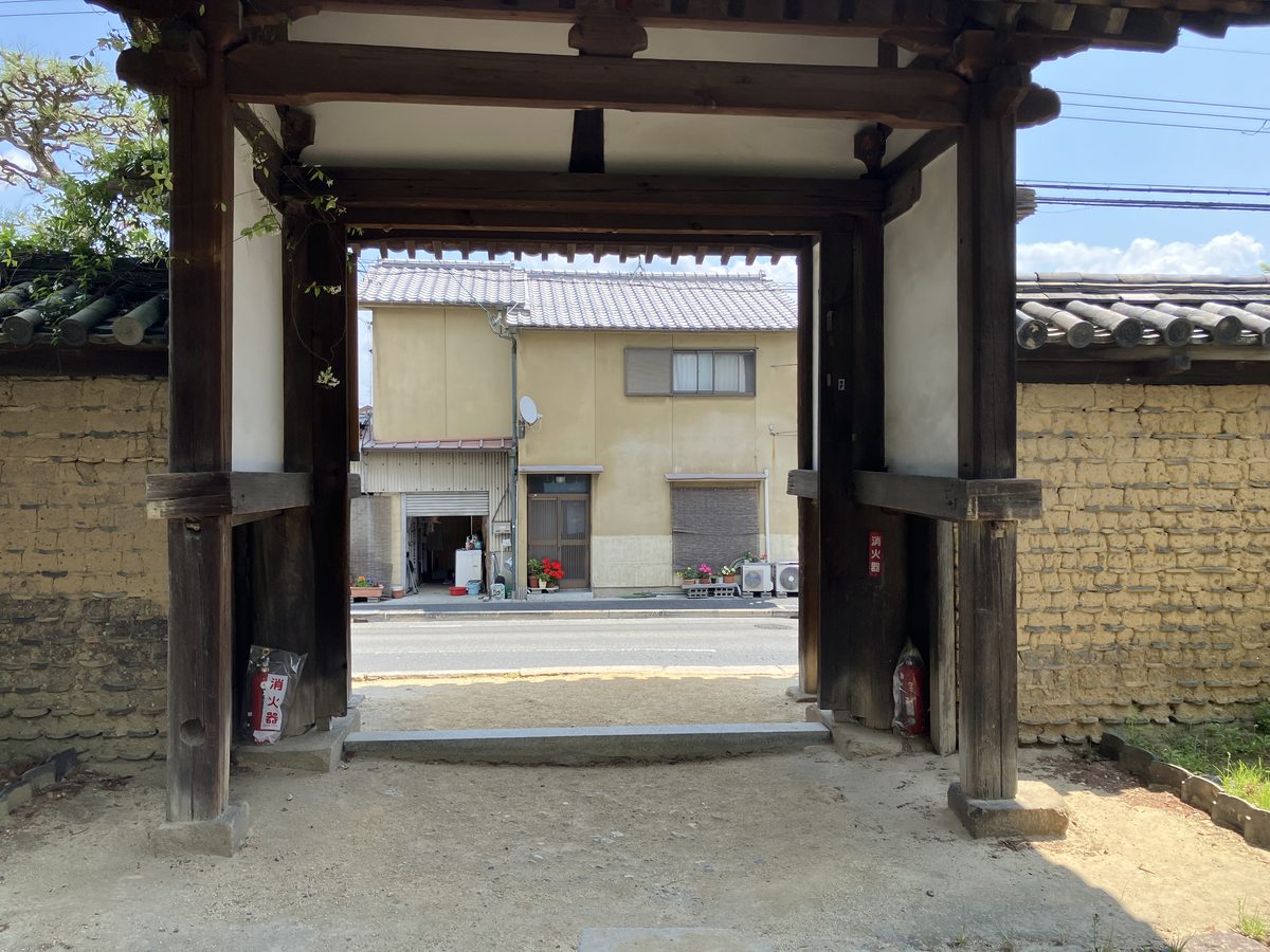 Exiting through the gate of Kairyuoji and turning right