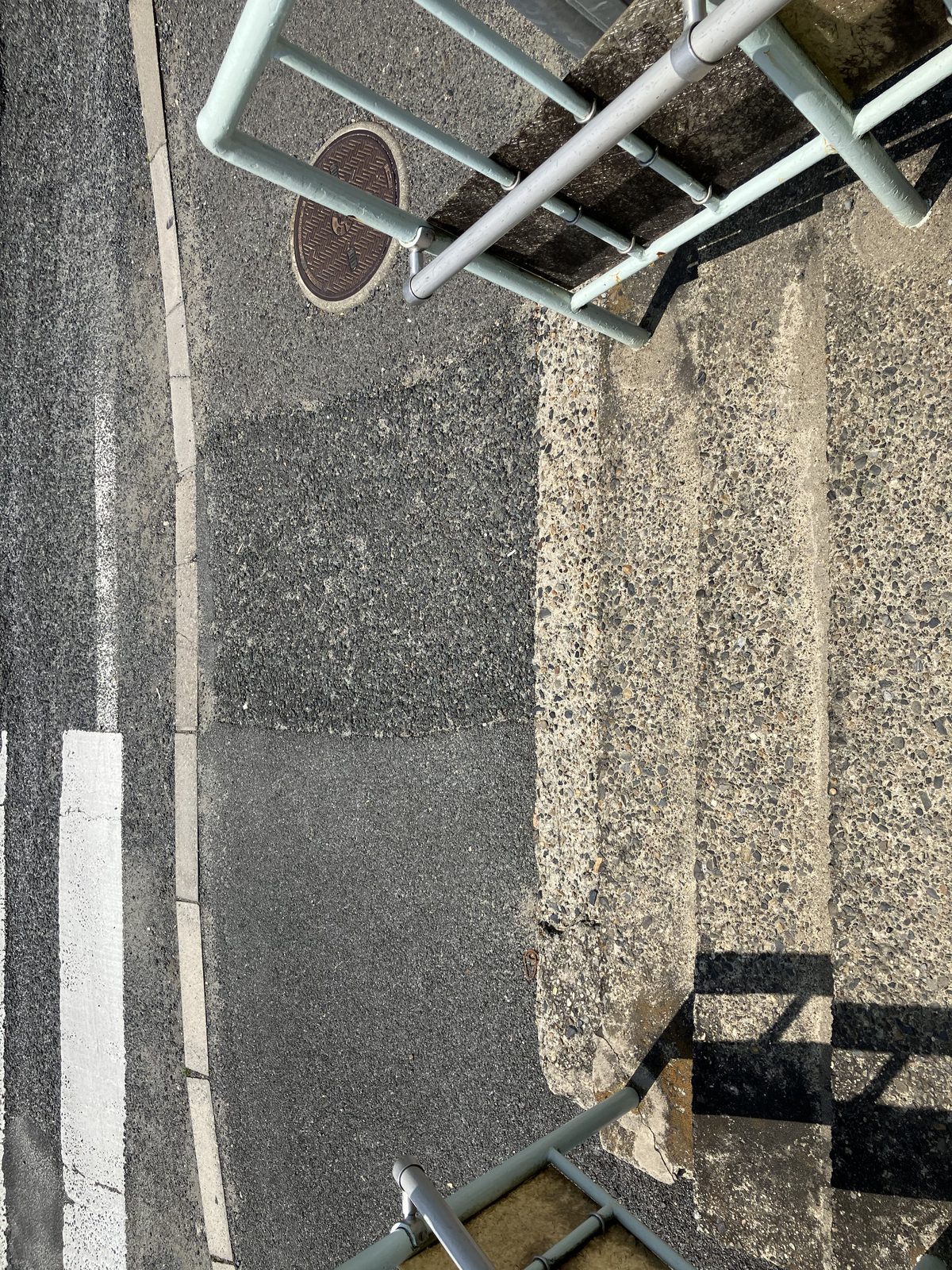 Intersection at the bottom of the overpass. Turn right here.
