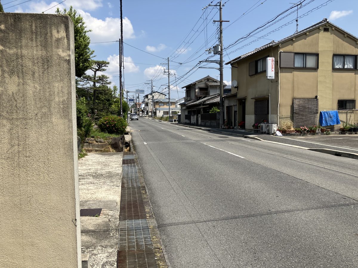 The road after crossing and turning right, heading straight to Kairyuoji