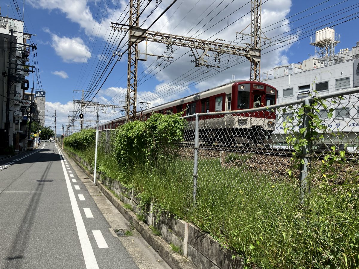 A Kintetsu train passing along the tracks right beside the road to Saho River
