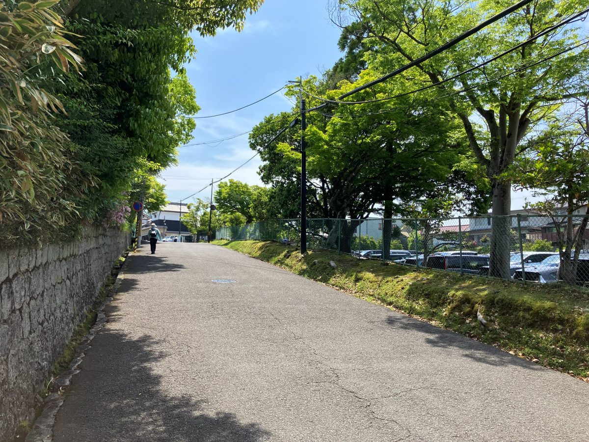 The lane leading to the Former Shiga Naoya Residence — turn left here