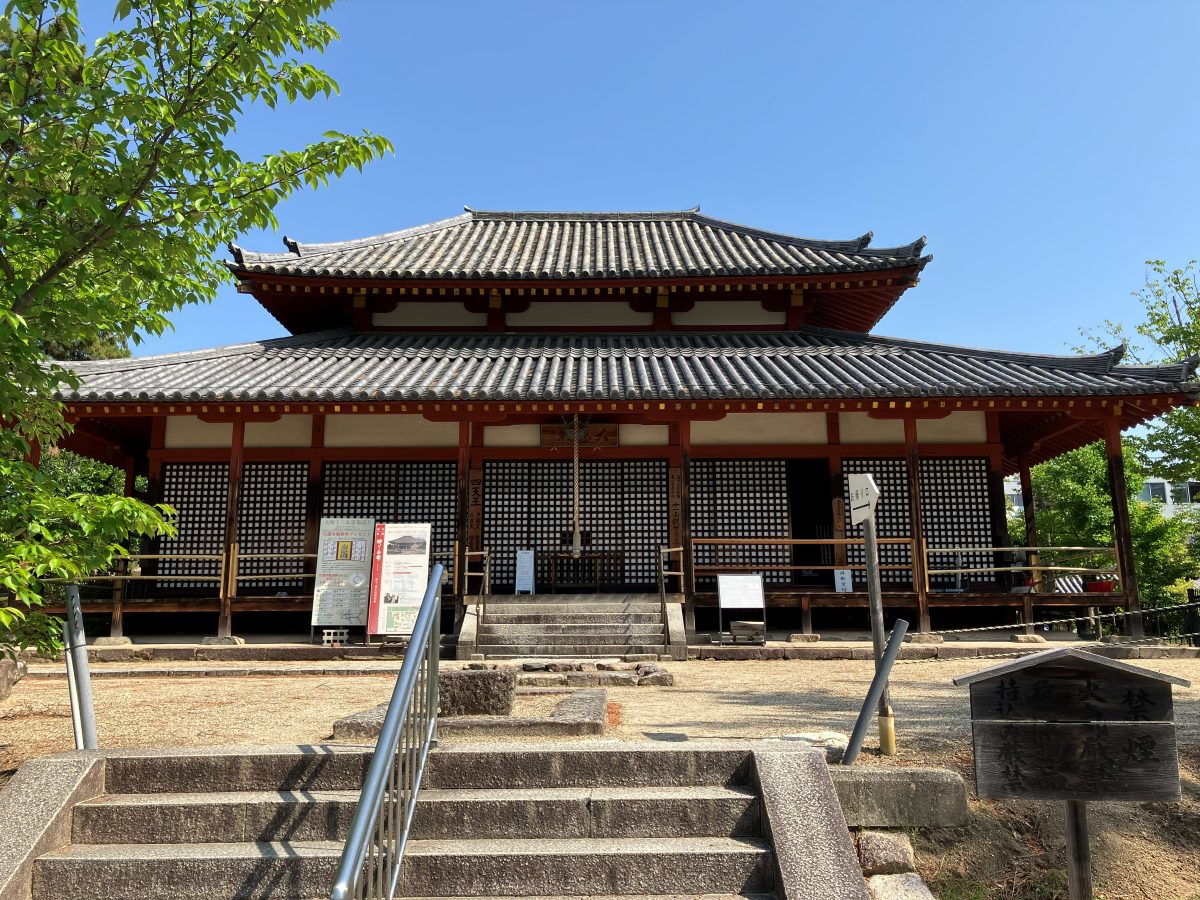 Shiodo Hall at Saidaiji — a hall with a double-tiered roof above a flight of stone steps